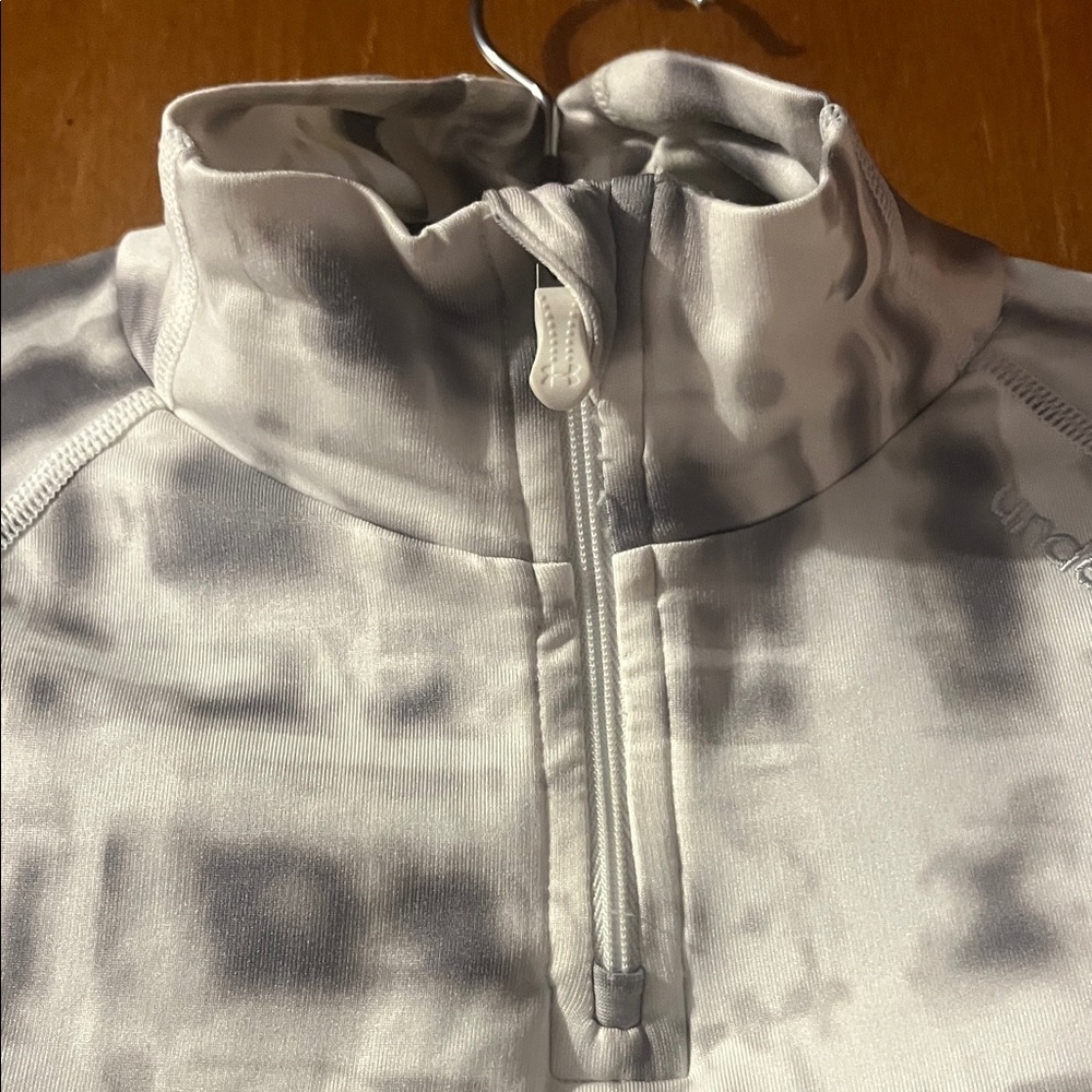 Under Armour Gray and White Fitted Top Size Small - Picture 4 of 7